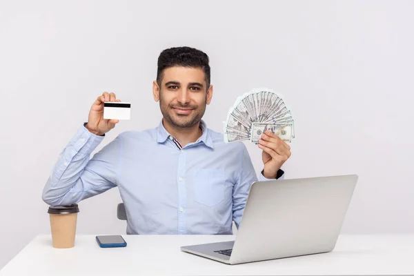 Banka Kredisi Elektronik Para Pozitif Işadamı Yerinde Dizüstü Bilgisayarla Oturuyor — Stok fotoğraf