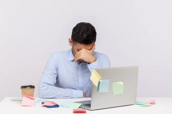 Empleado Hombre Infeliz Cansado Sentado Lugar Trabajo Oficina Con Notas — Foto de Stock
