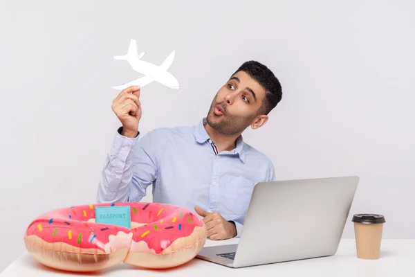 Kâğıt Uçakla Oynayan Neşeli Kaygısız Bir Adam Masasında Plastik Yüzüklü — Stok fotoğraf