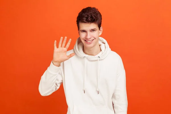 Hola Joven Hombre Guapo Con Elegante Sudadera Casual Diciendo Hola — Foto de Stock