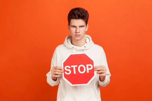 Joven Deprimido Enojado Con Capucha Casual Sosteniendo Letrero Stop Las — Foto de Stock