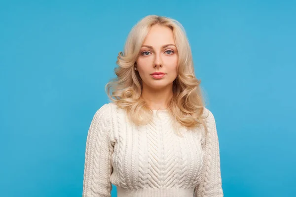 Beslutsam Fokuserad Vacker Blond Flicka Vit Stickad Tröja Allvar Tittar — Stockfoto