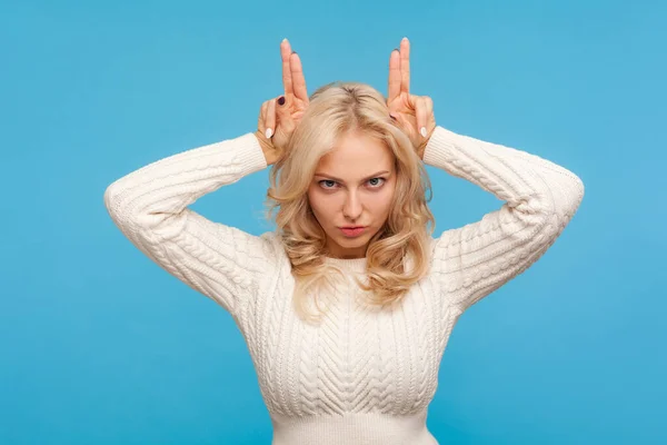 Θυμωμένη Αλαζονική Γυναίκα Σγουρά Ξανθά Μαλλιά Που Κρατάει Δάχτυλα Πάνω — Φωτογραφία Αρχείου