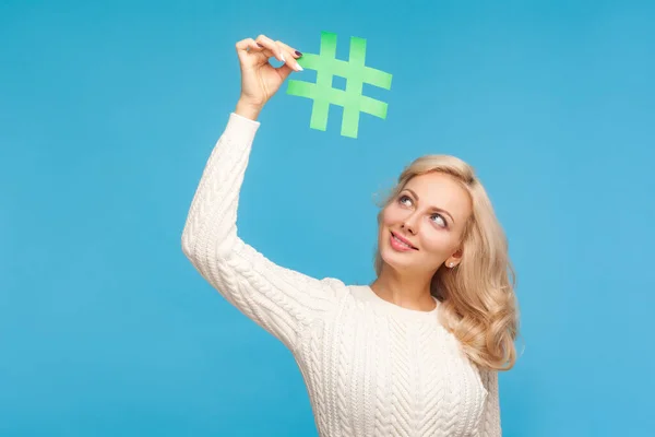 Mooie Blonde Vrouw Blogger Kijken Naar Hashtag Teken Dat Houdt — Stockfoto