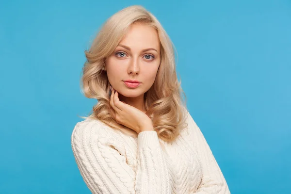 Portret Zbliżeniowy Pięknej Blondynki Niebieskimi Oczami Patrzącej Kamerę Zmysłowość Kobiecość — Zdjęcie stockowe