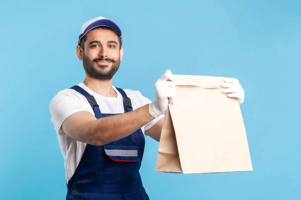 Pak Aan Portret Van Vriendelijke Lachende Klusjesman Overalls Handschoenen Die — Stockfoto