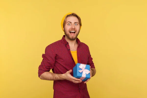 Incrível Cara Hipster Feliz Camisa Quadriculada Segurando Caixa Presente Sorrindo — Fotografia de Stock