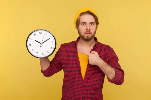 Mira Tiempo Retrato Del Impaciente Hipster Barbudo Con Camisa Cuadros — Foto de Stock