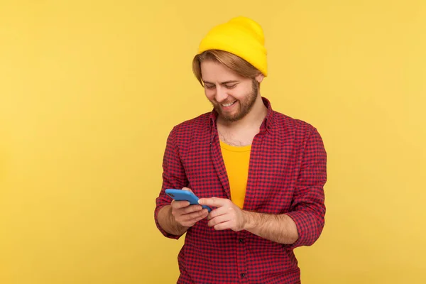 Happy Trendy Hipster Τύπος Καπέλο Beanie Και Καρό Πουκάμισο Χρησιμοποιώντας — Φωτογραφία Αρχείου