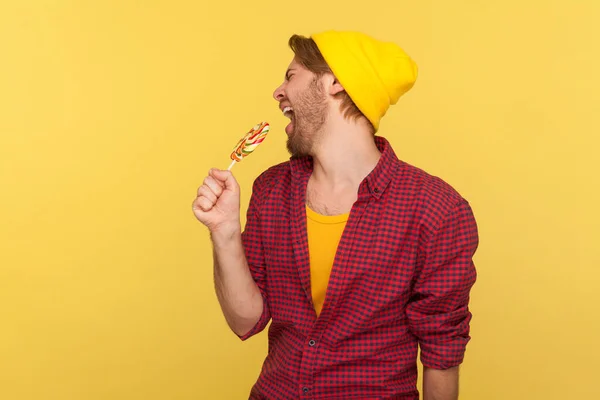 Verbazingwekkende Zorgeloze Hippe Man Met Muts Geruit Shirt Schreeuwend Lolly — Stockfoto