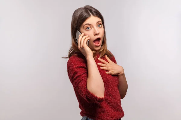 Retrato Mulher Morena Surpreso Suéter Desgrenhado Conversando Com Amigo Telefone — Fotografia de Stock