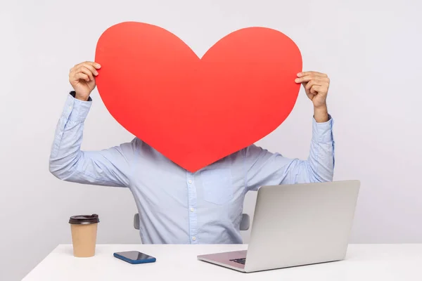 Gömlekli Bir Adam Dizüstü Bilgisayarında Oturuyor Yüzü Kırmızı Kalbin Arkasına — Stok fotoğraf