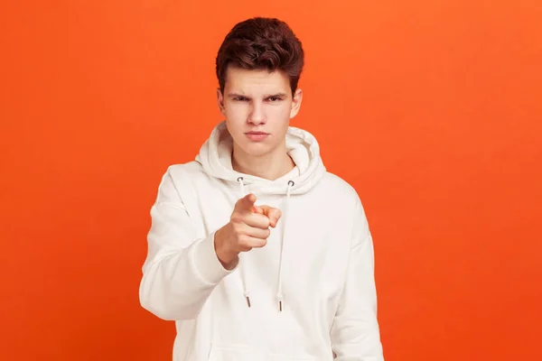 Jovem Confiante Com Penteado Elegante Com Capuz Casual Apontando Dedo — Fotografia de Stock