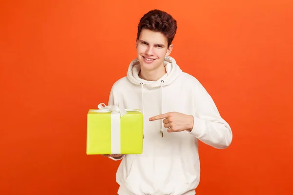 Adolescente Sonriente Con Sudadera Estilo Casual Que Señala Con Dedo — Foto de Stock