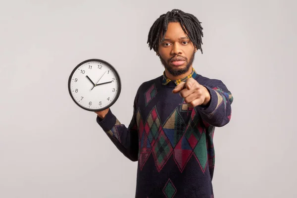 Homem Africano Mandona Sério Com Dreadlocks Segurando Relógio Parede Mão — Fotografia de Stock