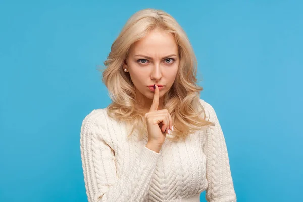 Serieuze Assertieve Blonde Vrouw Houdt Vinger Buurt Van Lippen Tonen — Stockfoto
