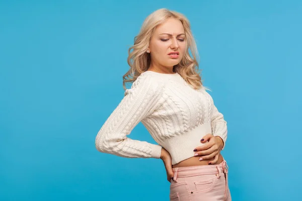 Depressive Unglückliche Blonde Frau Massiert Tauben Rücken Leidet Unter Nierenschmerzen — Stockfoto