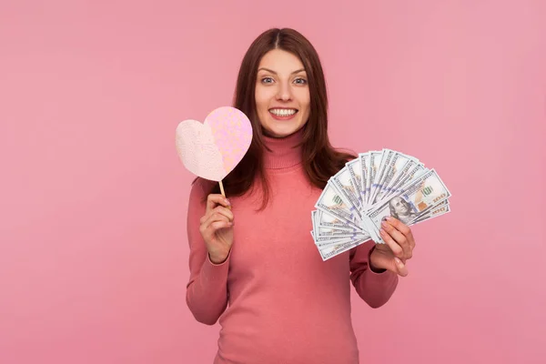 Feliz Mujer Morena Sonriente Sosteniendo Corazón Papel Fan Los Dólares — Foto de Stock