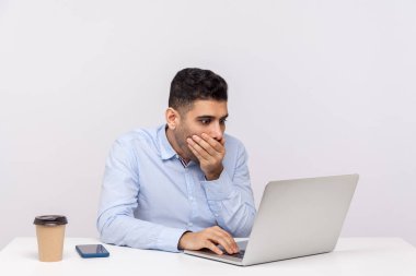 Hiçbir şey anlatmayacağım! Ofiste çalışan korkmuş bir çalışan, ağzı kapalı, dizüstü bilgisayarda dehşete düşmüş görünüyor, görüntülü konuşuyor ya da internette korkunç bir sır buluyor. Stüdyo çekimi izole