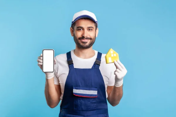 Portret Van Een Vriendelijke Verhuizer Man Werkkleding Veiligheidshandschoenen Met Papieren — Stockfoto