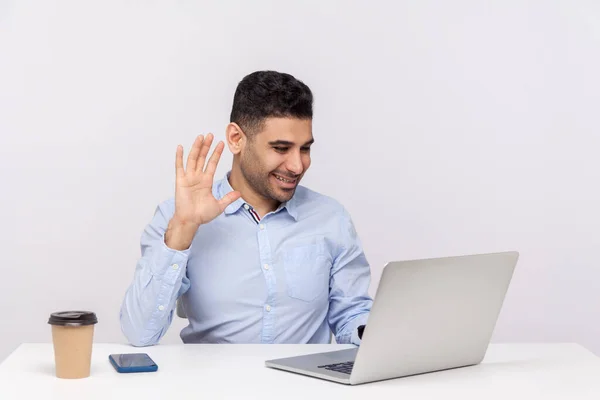 Hoi Vrolijke Zakenman Zit Kantoor Werkplek Zwaaiende Hand Gebaren Hallo — Stockfoto