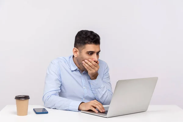 Diré Nada Empleado Asustado Sentado Lugar Trabajo Oficina Cubriendo Boca — Foto de Stock