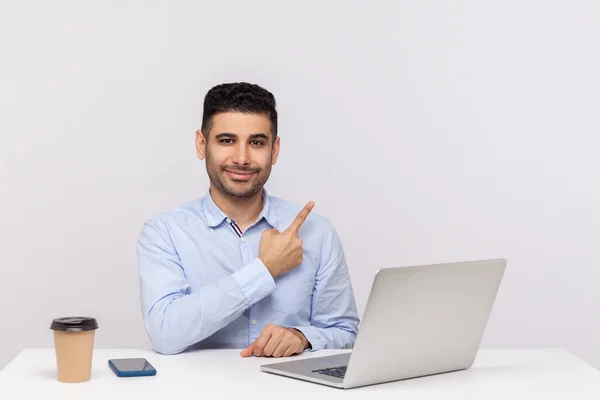 Mira Anuncia Aquí Elegante Hombre Negocios Guapo Sentado Oficina Lugar — Foto de Stock