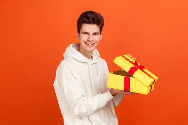 Adolescente Sonriente Agradable Con Sudadera Casual Con Capucha Disfrutando Celebración — Foto de Stock