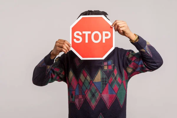 Hombre Africano Con Sudadera Casual Escondiendo Cara Detrás Letrero Rojo —  Fotos de Stock