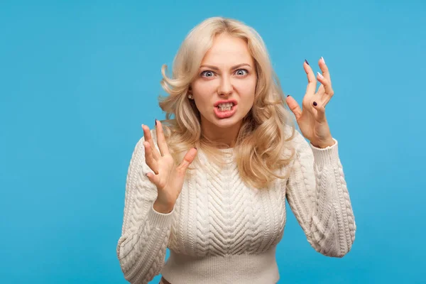 Aggressiv Stressad Blond Kvinna Som Grälar Och Blir Galen Bitande — Stockfoto