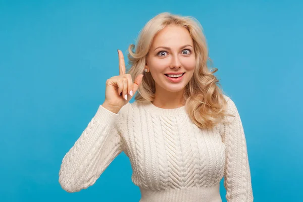 Överlycklig Lycklig Kvinna Med Lockigt Blont Hår Pekar Finger Upp — Stockfoto