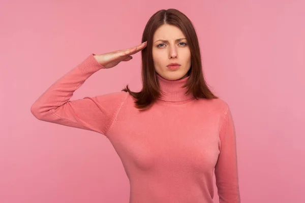 Mujer Morena Seria Diligente Suéter Rosa Sosteniendo Mano Cerca Cabeza — Foto de Stock