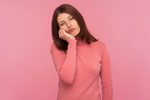 Wanita Kesepian Dengan Sweater Merah Muda Bersandar Kepala Tangan Melihat — Stok Foto
