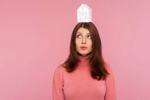 Retrato Cerca Una Morena Desconcertada Pensativa Que Mira Casa Papel — Foto de Stock