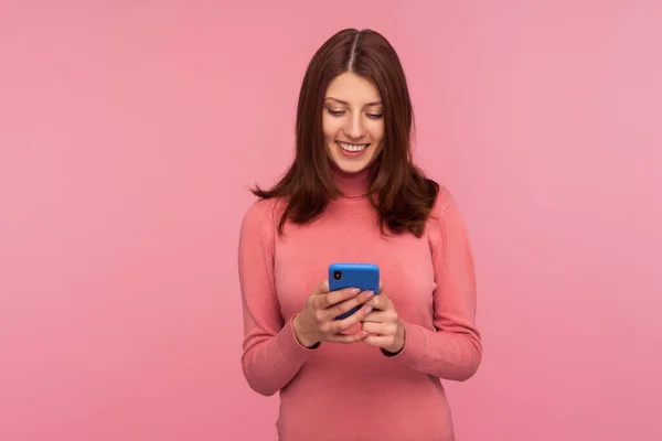 Feliz Mulher Morena Satisfeita Conversando Smartphone Com Sorriso Dos Dentes — Fotografia de Stock