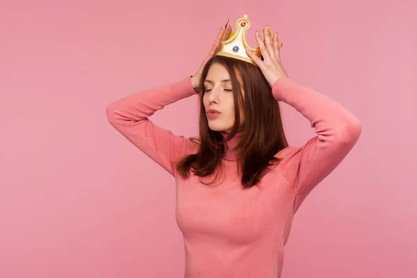 Εγωίστρια Μελαχρινή Γυναίκα Αυτοπεποίθηση Που Προσαρμόζει Χρυσό Στέμμα Στο Κεφάλι — Φωτογραφία Αρχείου