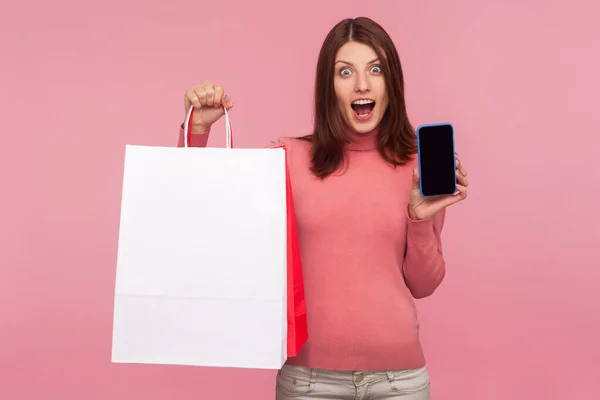 Sorprendido Mujer Sorprendida Sosteniendo Bolsas Papel Teléfono Inteligente Las Manos — Foto de Stock