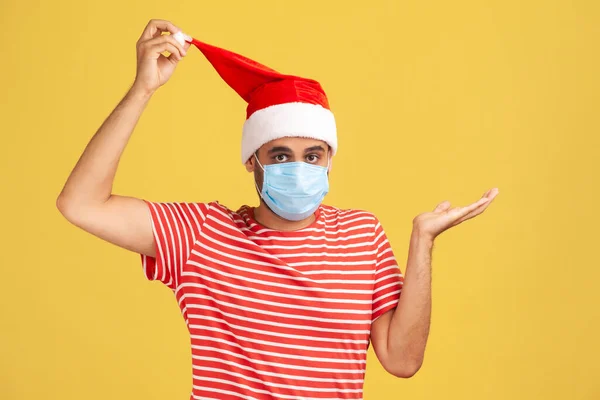 Besorgter Zweifler Rotem Shirt Und Weihnachtsmann Mütze Mit Chirurgischer Maske — Stockfoto