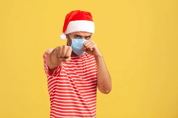 Homem Confiante Chapéu Papai Noel Com Máscara Médica Cirúrgica Postura — Fotografia de Stock