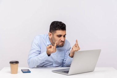 Sinirli işadamı ofis işyerinde oturuyor, orta parmağı dizüstü bilgisayara gösteriyor, video görüşmesiyle agresif bir şekilde iletişim kuruyor, iş ya da iş arkadaşına olan nefretini dile getiriyor. Stüdyoda çekim izole edildi