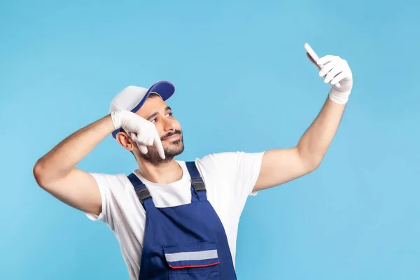 Werknemer Overalls Handschoenen Die Met Vinger Naar Beneden Wijzen Tijdens — Stockfoto