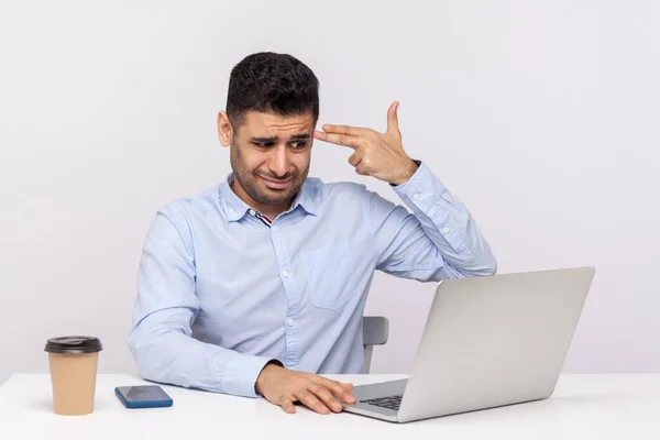 Deprimido Empregado Sentado Escritório Trabalhando Laptop Apontando Dedo Arma Gesto — Fotografia de Stock