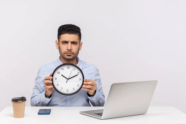 Gestão Tempo Sério Funcionário Descontente Homem Sentado Local Trabalho Escritório — Fotografia de Stock