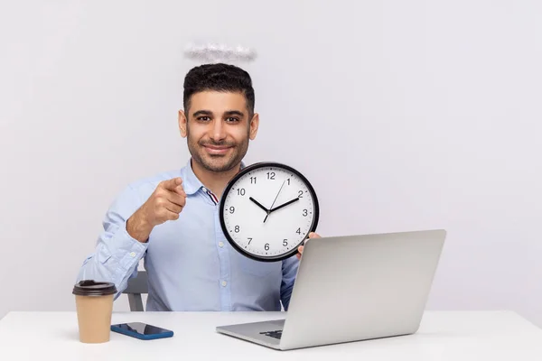 Oye Mira Hora Empleado Puntual Positivo Con Nimbus Angelical Sentado — Foto de Stock