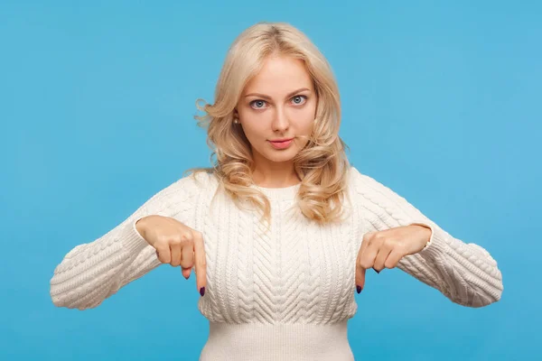 Femme Blonde Autoritaire Confiante Pull Tricoté Blanc Pointant Les Doigts — Photo