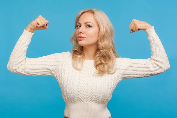 Stark Oberoende Kvinna Med Blont Hår Tittar Kameran Visar Sina — Stockfoto