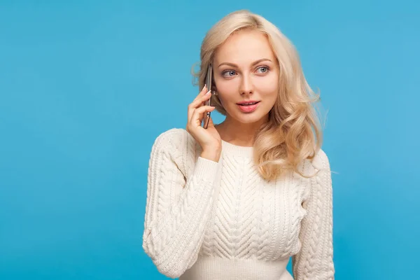 Mujer Atractiva Con Cabello Rubio Rizado Hablando Teléfono Celular Comunicación — Foto de Stock