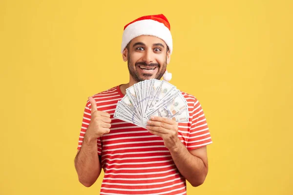 Feliz Homem Barbudo Satisfeito Camiseta Vermelha Chapéu Papai Noel Mostrando — Fotografia de Stock