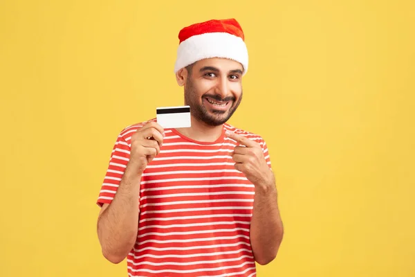 Vrolijke Vrolijke Man Met Baard Kerstman Hoed Wijzende Vinger Naar — Stockfoto