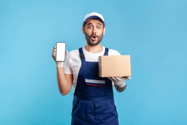 Wow Aplikace Pro Doručovací Služby Kurýr Uniformě Ukazuje Kartónovou Krabici — Stock fotografie
